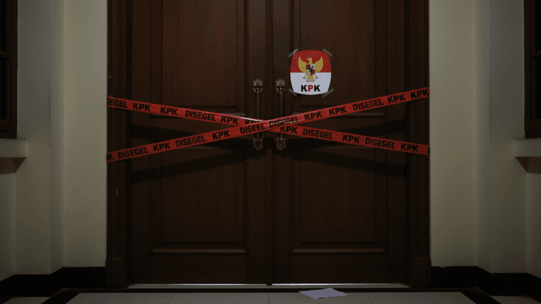 KPK OTT Bupati Bekasi Ade Kuswara Kunang dan Ayahnya