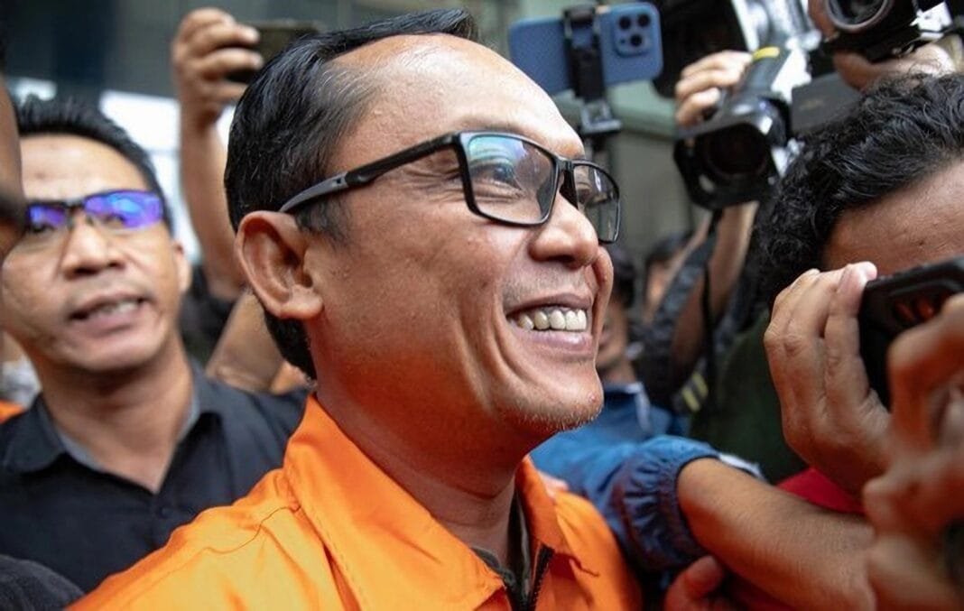 Rompi Oranye, Mulut Nakal: Ardito Wijaya Goda Jurnalis Saat Digiring KPK