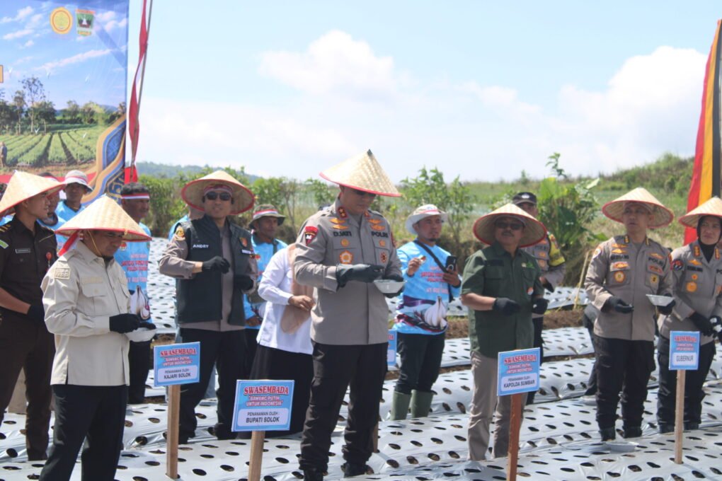 Kapolda Sumbar Djati Wiyoto Abadhy melakukan penanaman bibit bawang putih di Kabupaten Solok