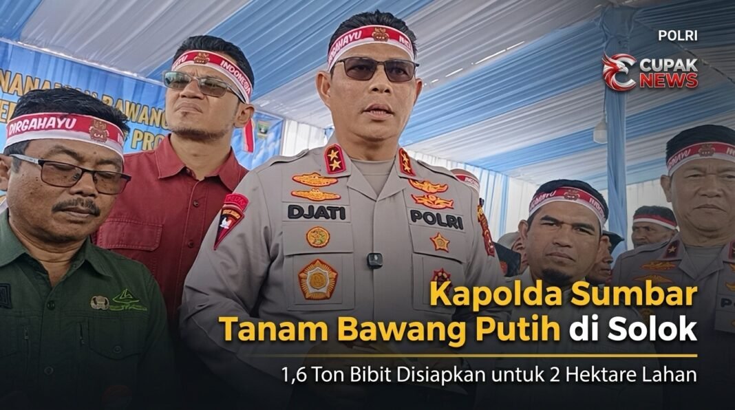 Kapolda Sumbar Djati Wiyoto Abadhy melakukan penanaman bibit bawang putih di Kabupaten Solok
