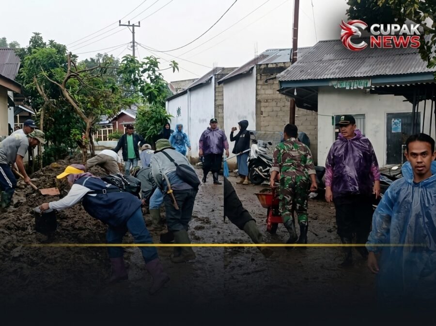 Armen Plani bersama kader NasDem membersihkan sisa lumpur di Griya Nusa Arosuka