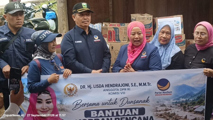 Garda Pemuda NasDem membersihkan puing dan lumpur rumah warga di Griya Nusa Tahap III Arosuka