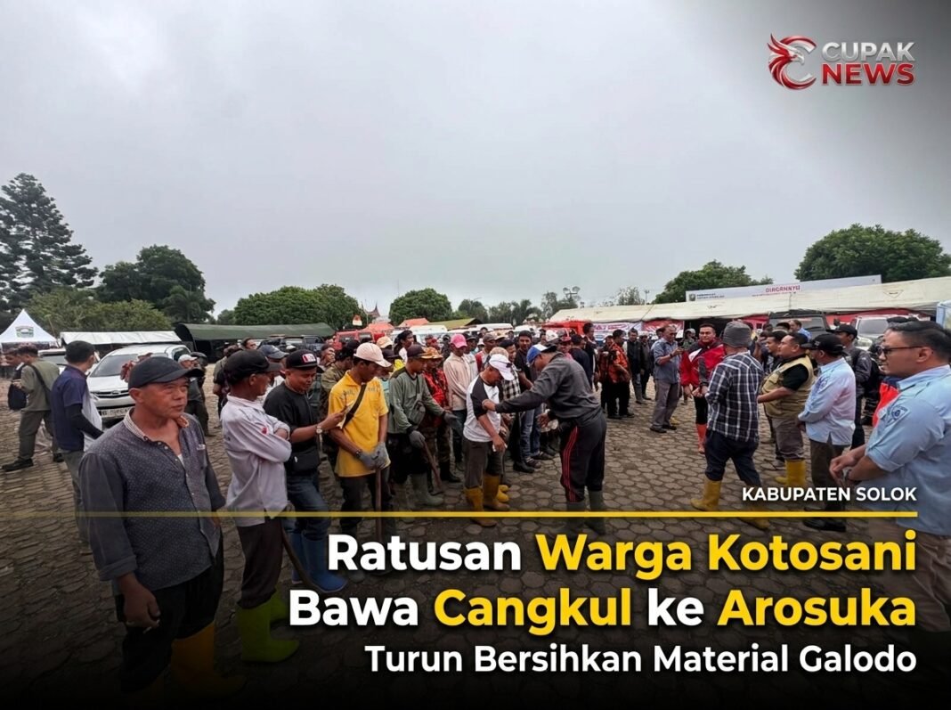 Ratusan warga Kotosani membawa cangkul dan sekop membersihkan material galodo di Arosuka