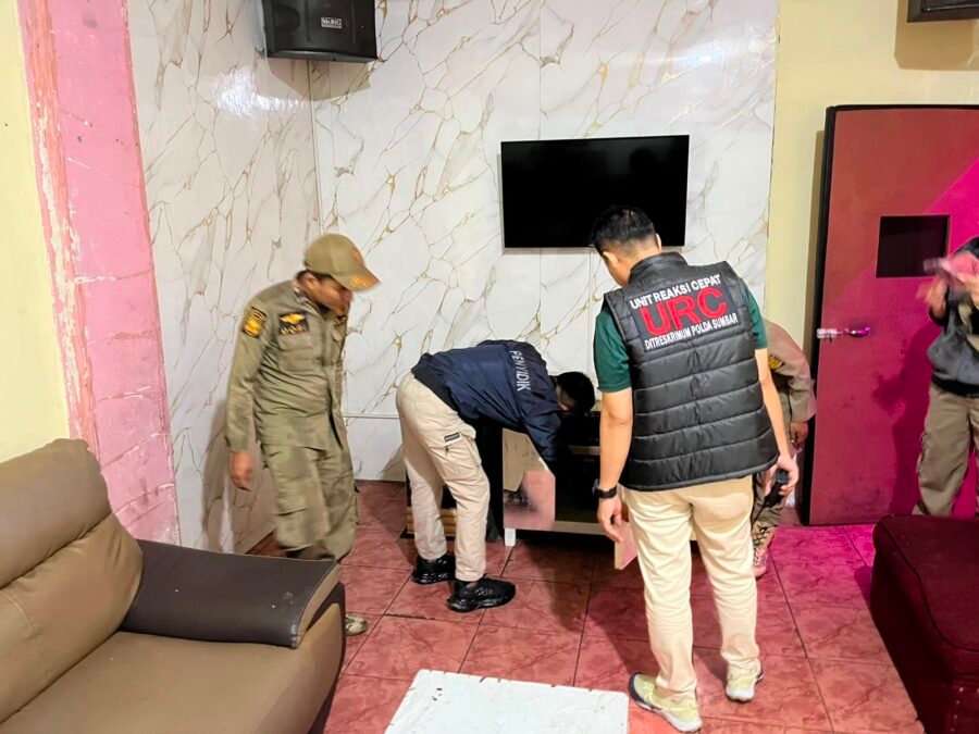 Tim gabungan Polres Solok Kota melakukan pemeriksaan terkait dugaan peredaran minuman beralkohol di Pogoh Residence
